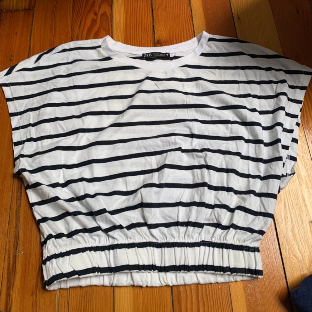 Size M Cropped Cut Off Top